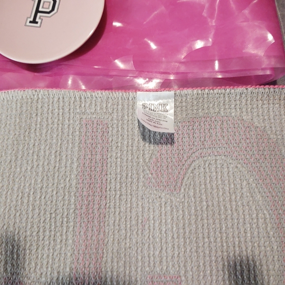 Bundle Pink shower mat, shower curtain rods, soap dish - Picture 2 of 3